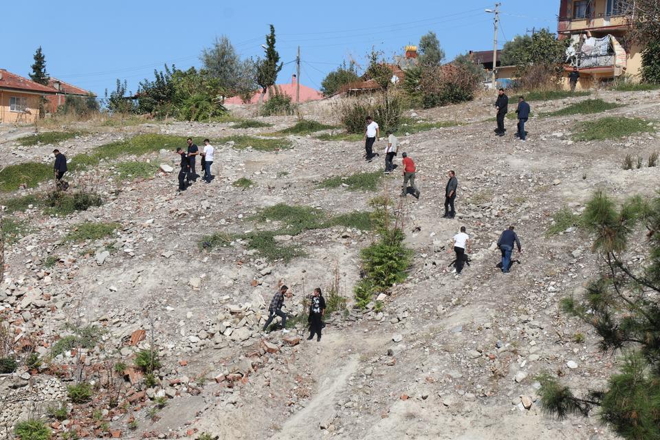 BOŞ ARAZİDE İNSAN KEMİKLERİ BULUNDU KEMİKLERİN KAYIP ALZHEİMER HASTASI KADINA AİT OLDUĞU DEĞERLENDİRİLİYOR