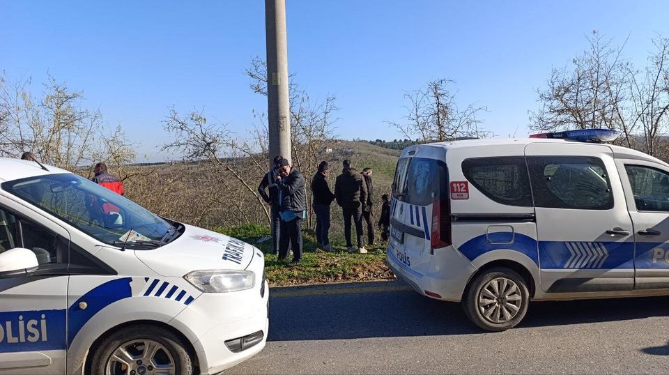 SAKARYA'DA DEVRİLEN TRAKTÖRÜN ALTINDA KALAN SÜRÜCÜ HAYATINI KAYBETTİ