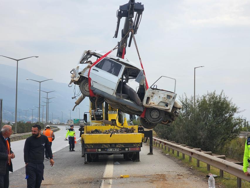 TIRLA OTOMOBİL ÇARPIŞTI: 2 ÖLÜ 1 YARALI