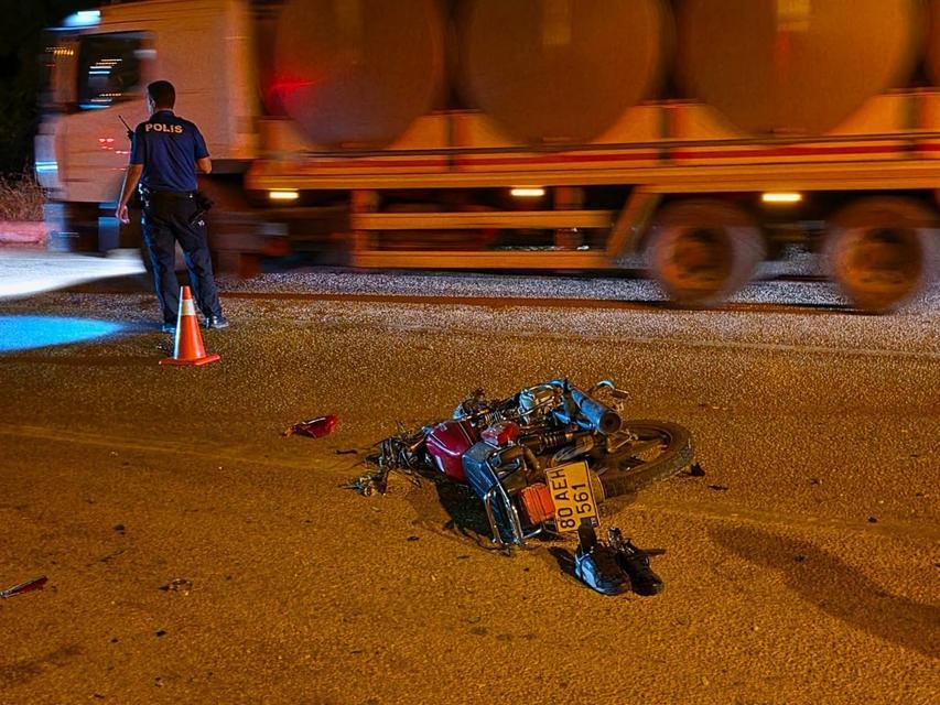 Motosiklet ile hafif ticari araç çarpıştı: 1 ölü