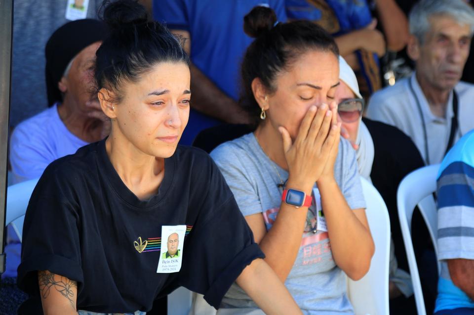 TRAFİK KAZASINDA HAYATINI KAYBEDEN POLİS MEMURUNA GÖZÜ YAŞLI VEDA SON YOLCULUĞUNA MESAİ ARKADAŞLARININ OMUZLARINDA UĞURLANDI