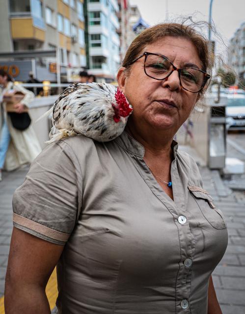 İZMİR SOKAKLARINI OMUZUNDA 'HOROZ BIDIK' İLE KARIŞ KARIŞ GEZİYOR