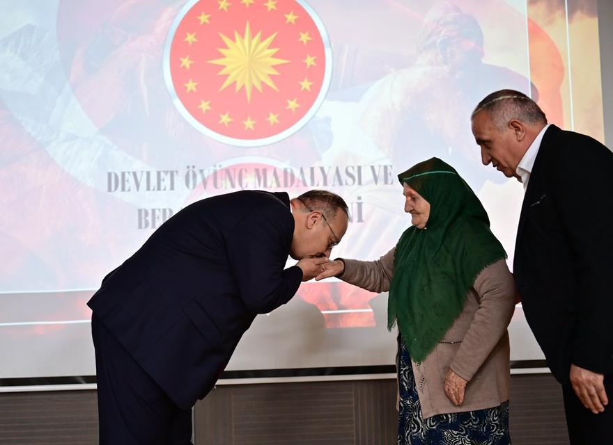 Aydın’da gazi ve şehit yakınlarına Devlet Övünç Madalya Beratı takdim edildi