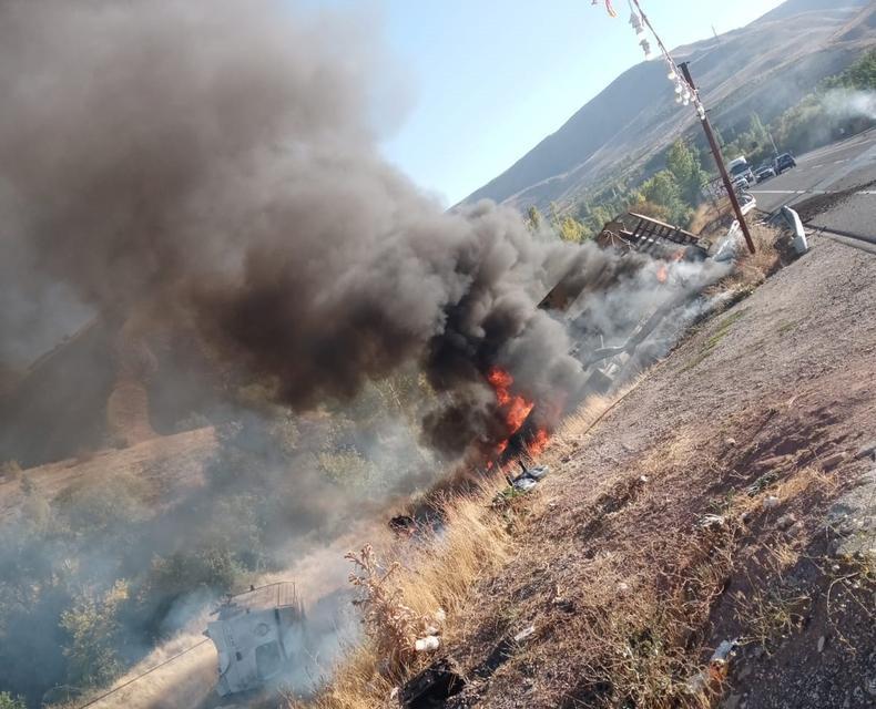 KONTROLDEN ÇIKAN TIR ŞARAMPOLE YUVARLANIP ALEV ALDI: 1 YARALI