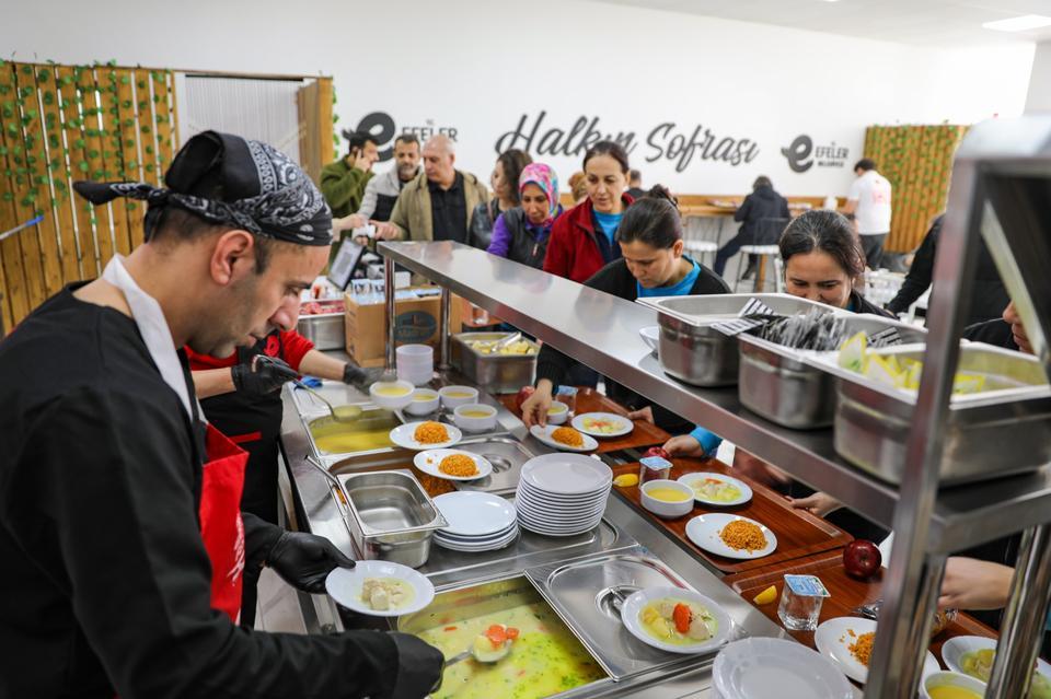 Efeler’de Halkın Sofrasına yoğun ilgi