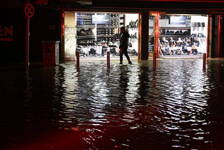 İzmir'de deniz taştı, sokaklar su altında kaldı