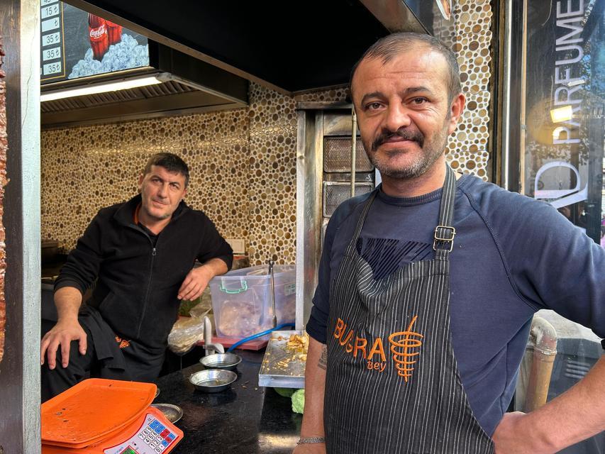 YOLDA YÜRÜYEN GENÇ KIZA DURDUK YERE TEKME ATTI, ESNAFTAN MEYDAN DAYAĞI YEDİ