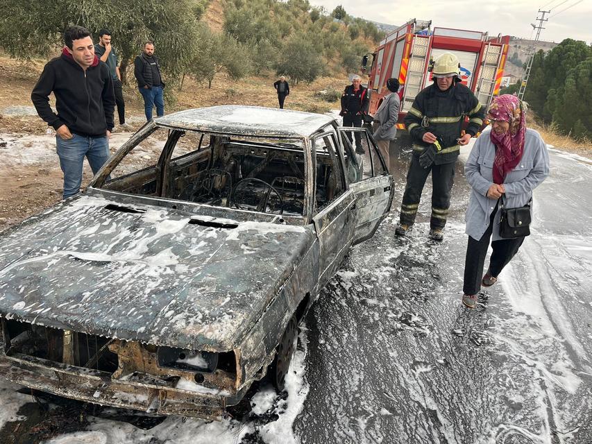 Park halindeki otomobil çıkan yangında küle döndü