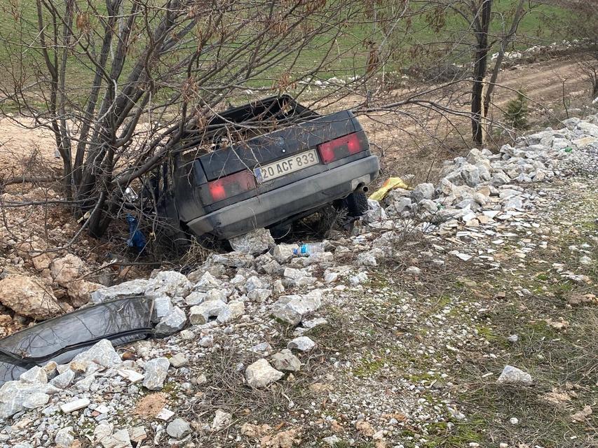 YOLDAN ÇIKAN OTOMOBİL ŞARAMPOLE UÇTU