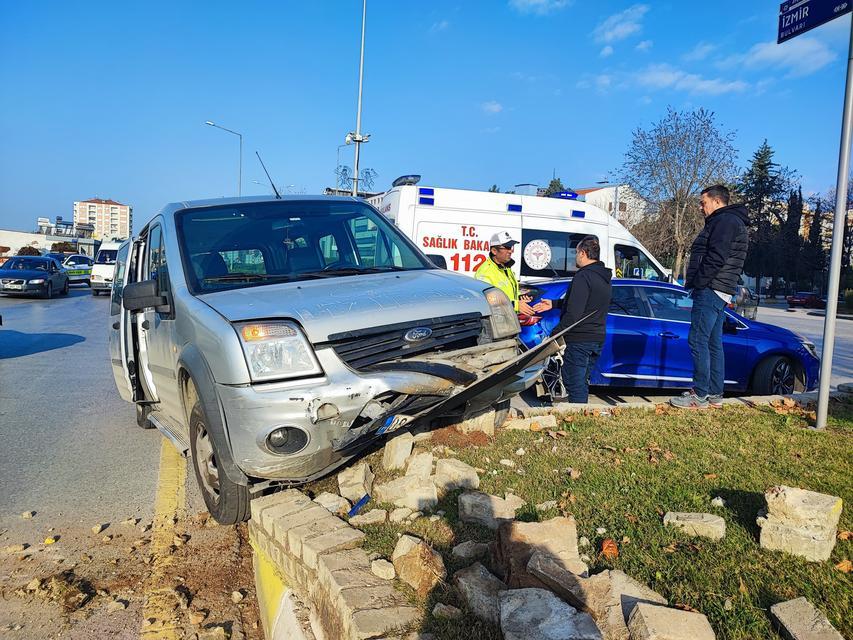 OTOMOBİLE ÇARPMAMAK İÇİN REFÜJE ÇIKTI: 2 YARALI