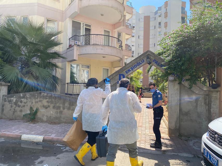 ÖLÜMÜ APARTMANI SARAN YOĞUN KOKUYLA ORTAYA ÇIKTI, KIZI GÖZYAŞLARINA BOĞULDU YALNIZ YAŞAYAN 50 YAŞINDAKİ ADAMIN ÖLÜM NEDENİ OTOPSİ SONUCU BELLİ OLACAK