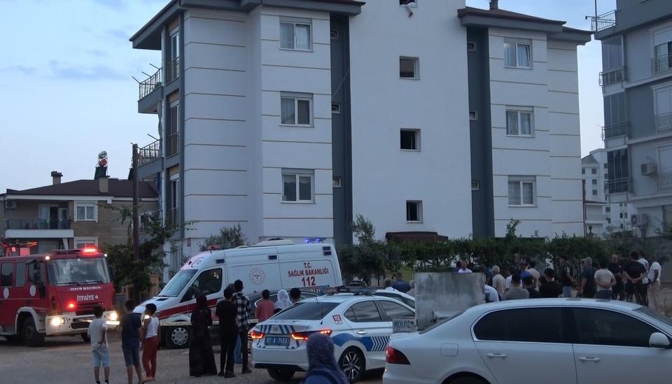 ÇOCUKLARI APARTMANA SOKUP ÜZERLERİNE BENZİN DÖKTÜ, APARTMAN SAKİNLERİNİ 'YA GERİ DÖNERSE' KORKUSU SARDI TUTUKLU YARGILANAN KADIN, MAHKEMEDE KOMŞULARINI 'KARDEŞİNİ EVDE REHİN TUTMAKLA' SUÇLADI DEHŞETİ YAŞAYAN ÇOCUKLARIN AİLELERİ: "KIZIM SÜREKLİ KABUS GÖRÜYOR. 'ANNE, KADIN GERİ GELİR Mİ, BENİ ÖLDÜRÜR MÜ?' DİYE SORUYOR. BU ŞEKİLDE NASIL YAŞAYACAĞIZ?"