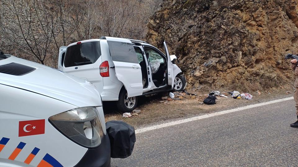 TUNCELİ'DE FECİ KAZA: OTOMOBİL KAYAYA ÇARPTI 1, ÖLÜ 5 YARALI