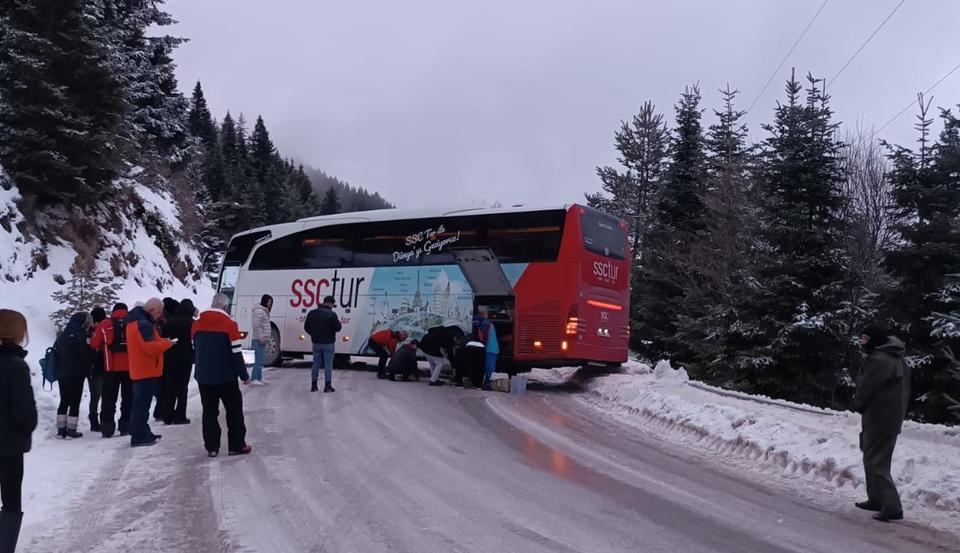 Kontrolden çıkan yolcu otobüsü yolu kapattı