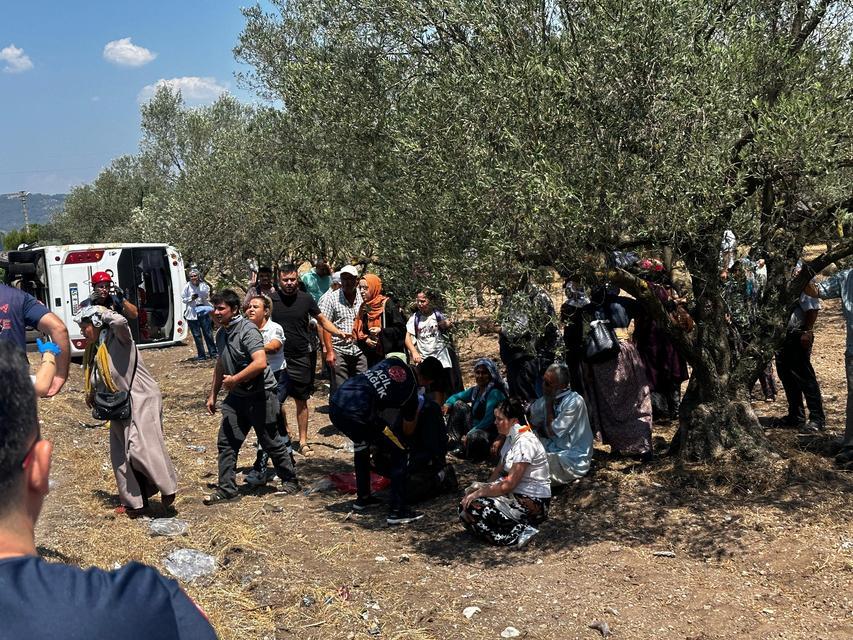 MANİSA'DA KAMYONET OTOBÜSLE ÇARPIŞTI: 10 YARALI