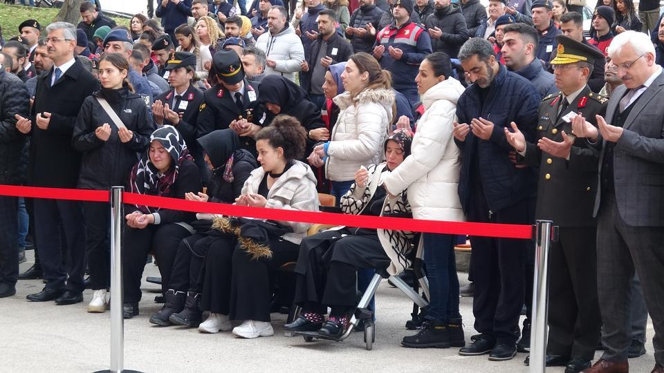 TRAFİK KAZASINDA AĞIR YARALANAN UZMAN ÇAVUŞ YAŞAM MÜCADELESİNİ KAYBETTİ UZMAN ÇAVUŞUN NİŞANLISI GÖZYAŞLARINA BOĞULDU