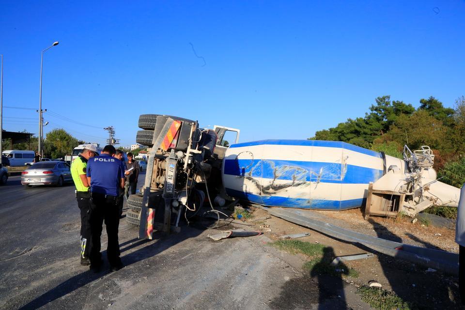 Virajı alamayan çimento yüklü beton mikseri yan yattı