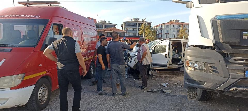 BALIKESİR'DE HAFİF TİCARİ ARAÇLA KAMYON ÇARPIŞTI: 6 YARALI