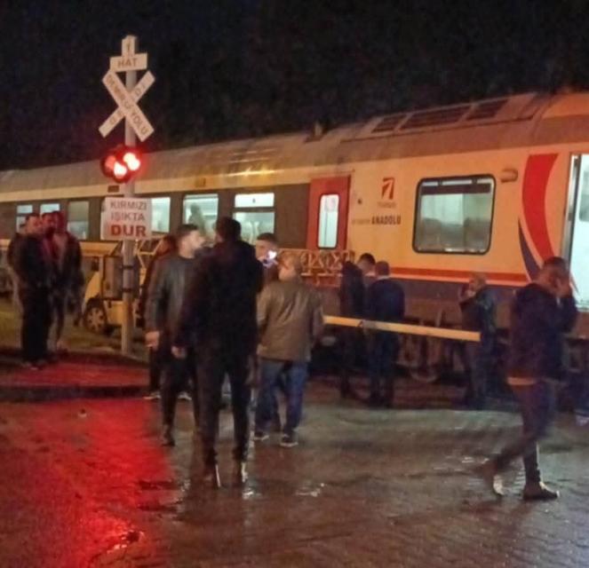 SÖKE'DE YOLCU TRENİ PİKABA ÇARPTI