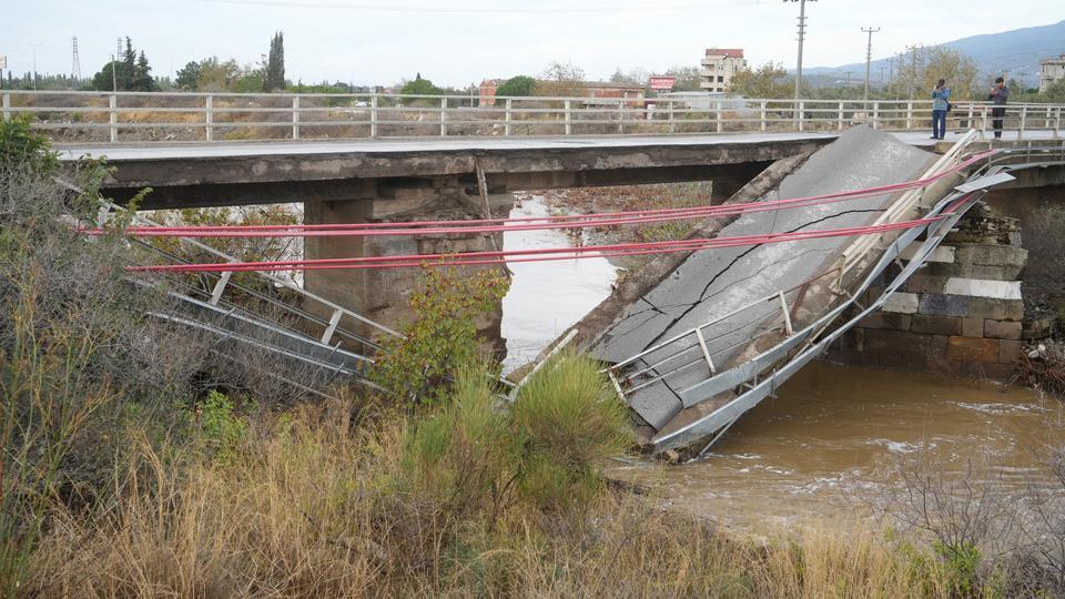 BALIKESİR'DE YAĞIŞ NEDENİYLE ÇÖKEN KÖPRÜ HAVADAN GÖRÜNTÜLENDİ