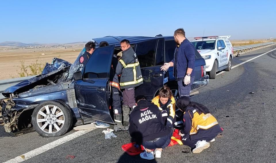 AKSARAY'DA CİP İLE KAMYONET ÇARPIŞTI: 3 YARALI