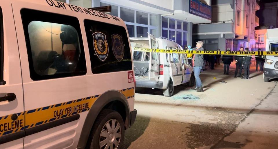 Alacaklılarını yolda gören bir grup şüpheli, takip ettikleri aracı kurşuna dizdi. Araçta bulunan iki kişi şans eseri yara almazken, otomobil âdetâ delik deşik oldu. Polis, dehşet saçan 2 saldırganı yakalamak için çalışma başlattı.