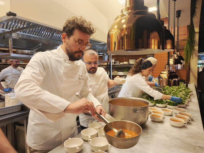 Kimsesiz çocuklar, iftar sofrasına lezzet kattı