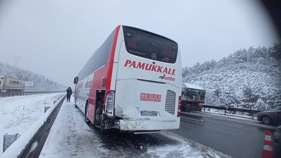 TEM'DE AYNI NOKTADA 6 ARACIN KARIŞTIĞI 3 FARKLI KAZA: 1 YARALI