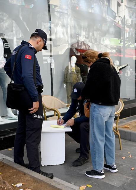 KUŞADASI'NDA YERE ÇÖP VE İZMARİT ATAN YANIYOR KUŞADASI BELEDİYESİ ÇEVREYİ KİRLETENLERE KARŞI DENETİMLERİNİ SIKLAŞTIRDI