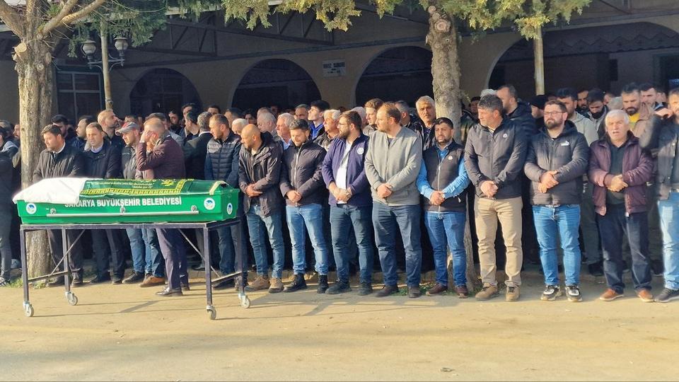 SERVİSİ KAÇIRDI, İŞE YÜRÜYEREK GİDERKEN KAMYONET ÇARPTI HASTANEDE HAYATINI KAYBEDEN 30 YAŞINDAKİ KADIN SON YOLCULUĞUNA UĞURLANDI