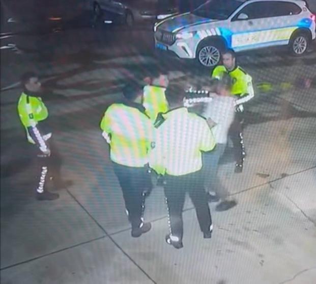 İZMİR'DE ÇEVİRMEDEN KAÇTIĞI İLERİ SÜRÜLEN ŞAHSI DARP EDEN TRAFİK POLİSLERİ HAKKINDA SORUŞTURMA BAŞLATILDI