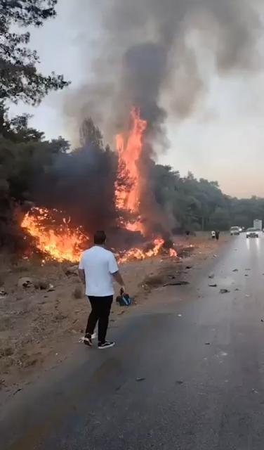 BODRUM'DA MOTOSİKLETLE ÇARPIŞAN ARAÇTA YANGIN ÇIKTI: 1 ÖLÜ, 2 YARALI