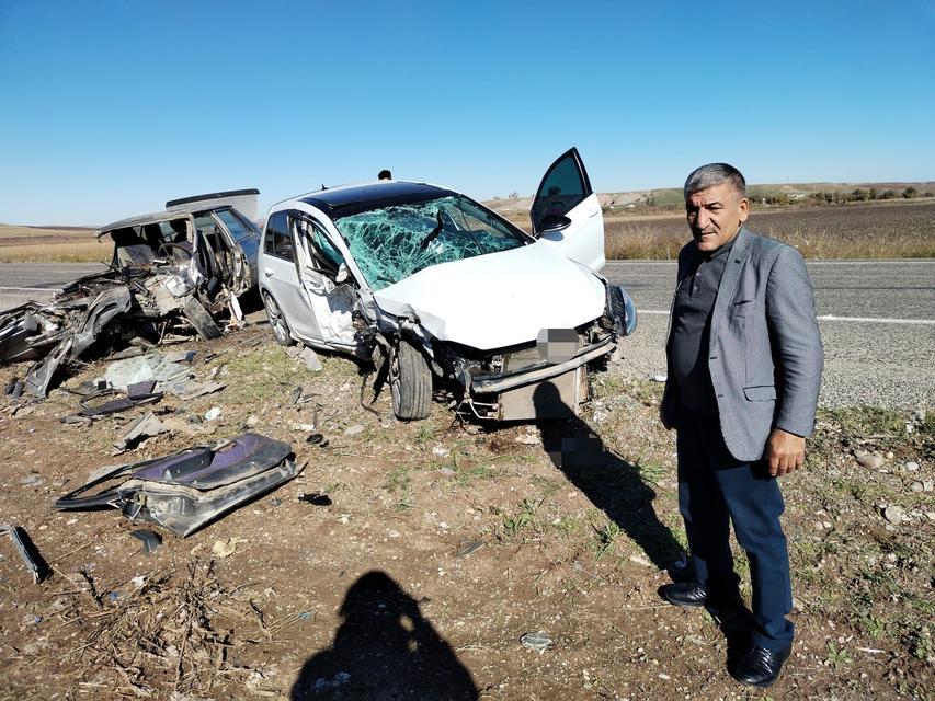 DİYARBAKIR'DA İKİ OTOMOBİL KAFA KAFAYA ÇARPIŞTI: 2 ÖLÜ, 1 YARALI