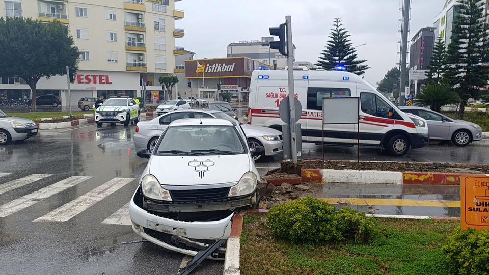 Kavşakta 2 otomobil çarpıştı: 3 yaralı