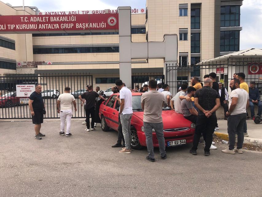 Motosiklet sürücüsü bariyerlere çarparak hayatını kaybetti