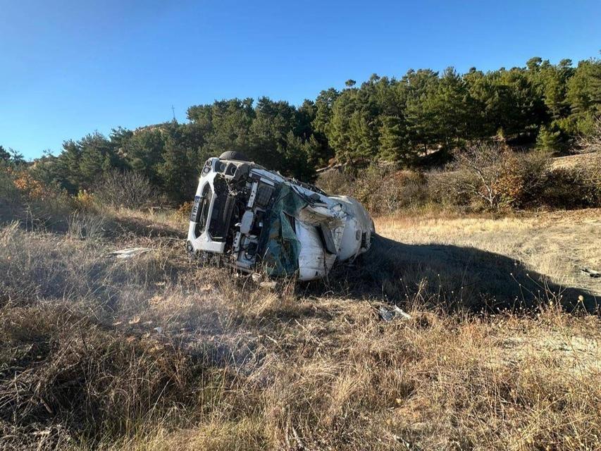 Freni boşalan beton mikseri yoldan çıktı: 1 yaralı