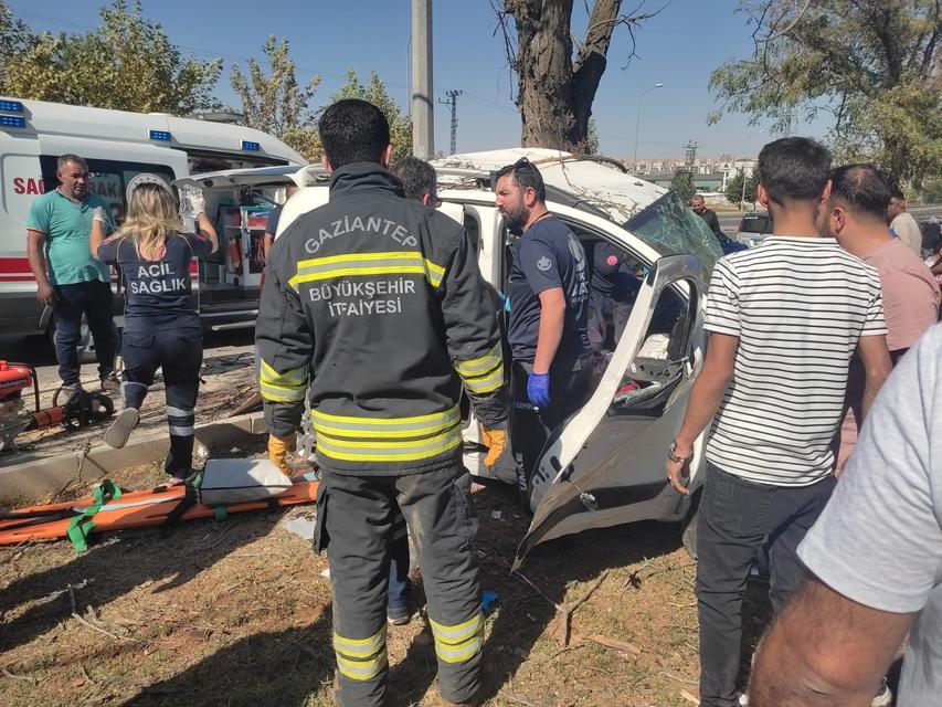 GAZİANTEP'TE KONTROLDEN ÇIKAN ARAÇ AĞACA ÇARPARAK DURABİLDİ: 2 YARALI