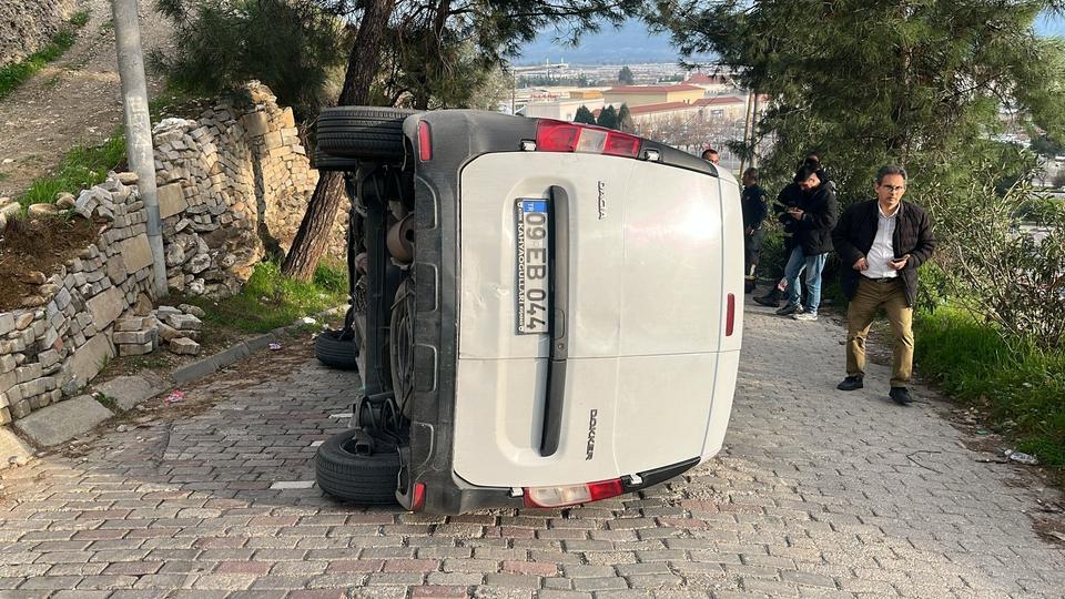 Aydın’da savrulan araç yan yattı