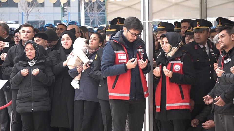 ŞEHİDİN 8 AYLIK BEBEĞİ HER ŞEYDEN HABERSİZ BABASININ TÜRK BAYRAĞINA SARILI TABUTUNA BAKTI ASKERİ TÖRENİN ARDINDAN YENİŞEHİR HAVALİMANI'NDAN ŞEHİDİN NAAŞI MEMLEKETİ ADANA'YA GÖTÜRÜLDÜ