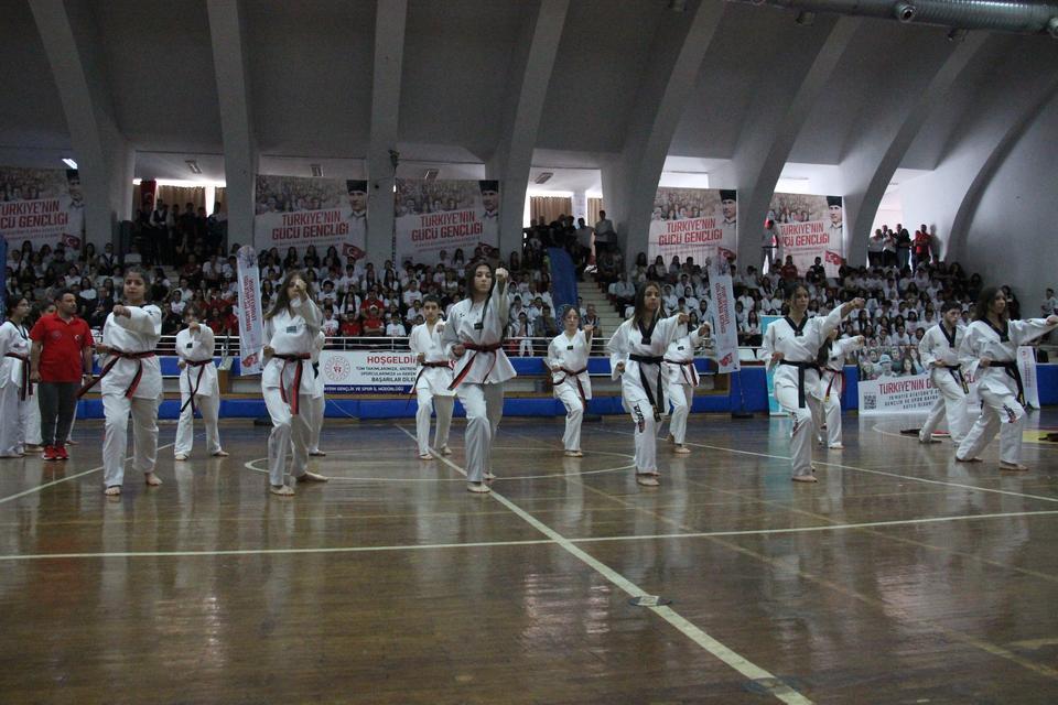 AYDIN'DA 19 MAYIS TÖRENLE KUTLANDI