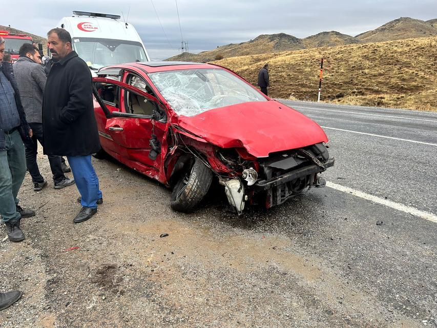 Otomobille kamyonet kafa kafaya çarpıştı: 8 yaralı