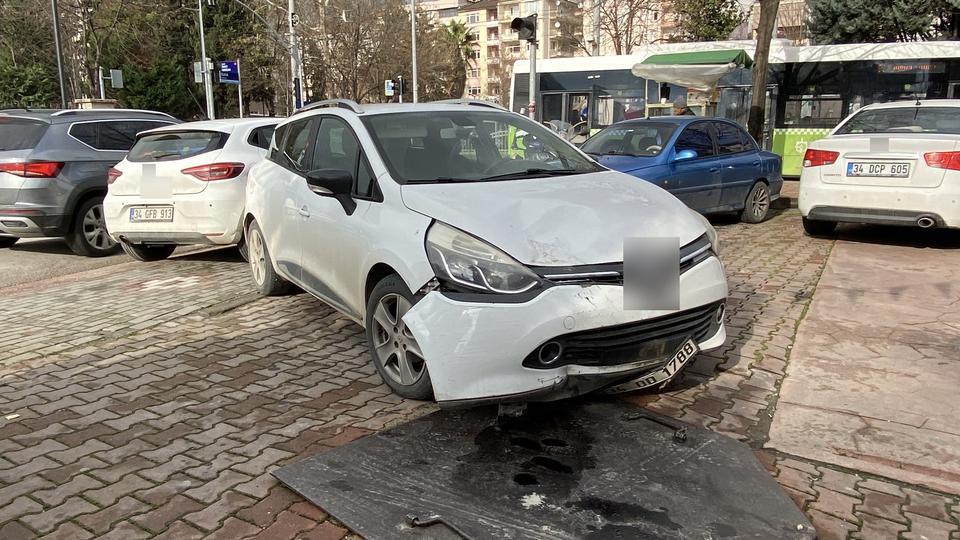 Trafik ışıklarında otomobil motosiklete çarptı: 2 yaralı