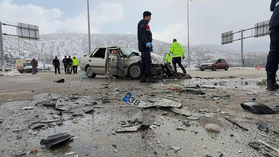 TOKAT'TA TIRA ÇARPAN OTOMOBİLDEKİ SÜRÜCÜ ÖLDÜ, 2 YOLCU YARALANDI