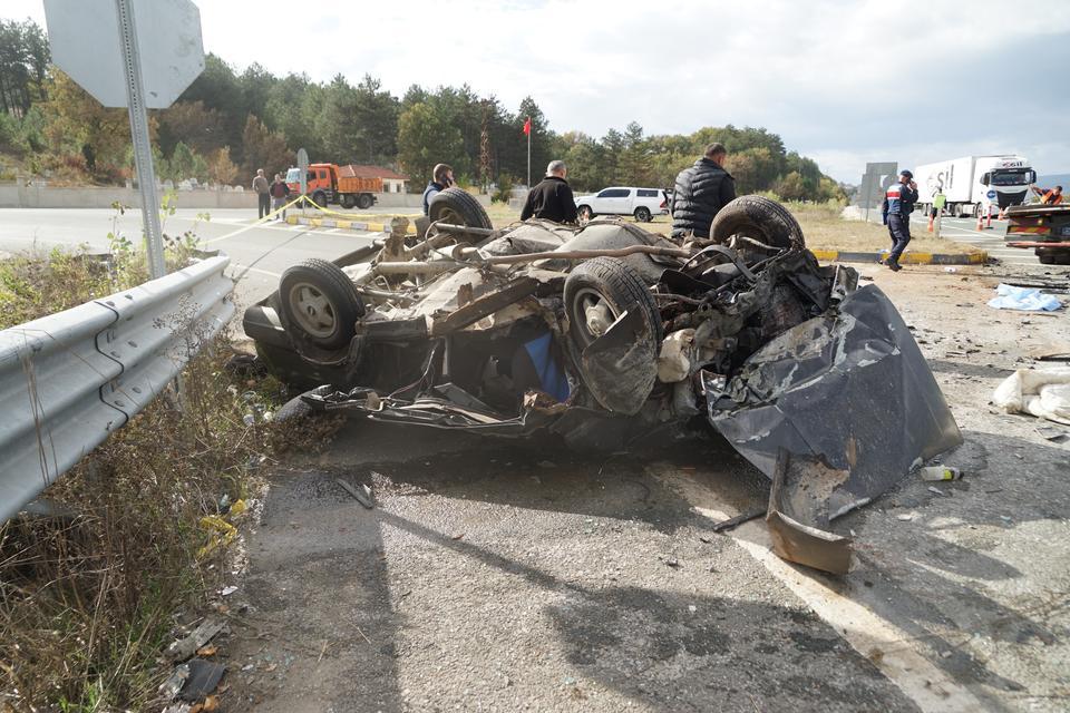 KASTAMONU'DA FECİ KAZA: 1 ÖLÜ, 3'Ü AĞIR 4 YARALI