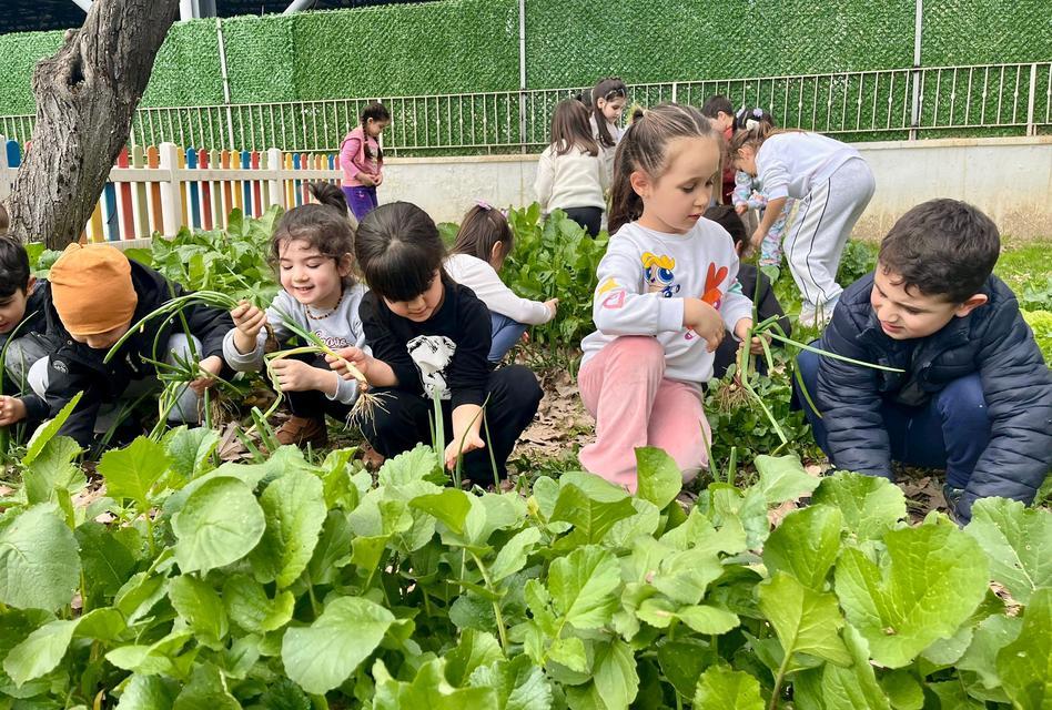 Efeler’de toprağa minik eller değdi