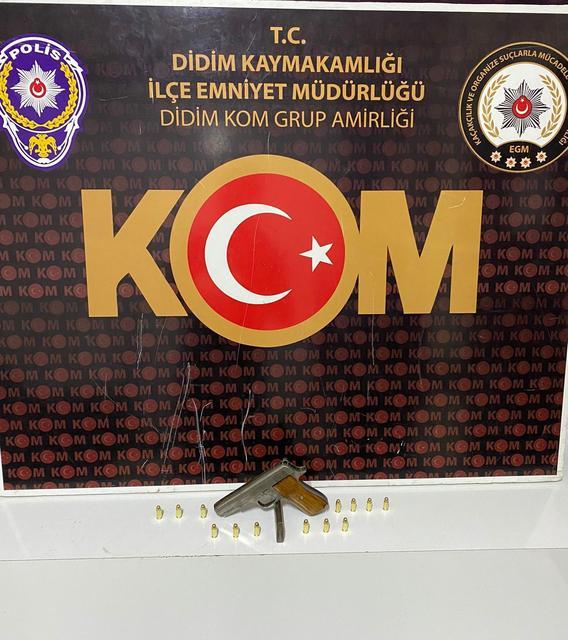 KOM EKİPLERİ GECE YARISI OPERASYONUYLA SUÇ ÖRGÜTÜNÜ ÇÖKERTTİ: 5 TUTUKLAMA SİLAHLAR EVİN ÖZEL BÖLMELERİNDE, UYUŞTURUCU MADDELER İSE KOLTUĞUN İÇİNDE BULUNDU