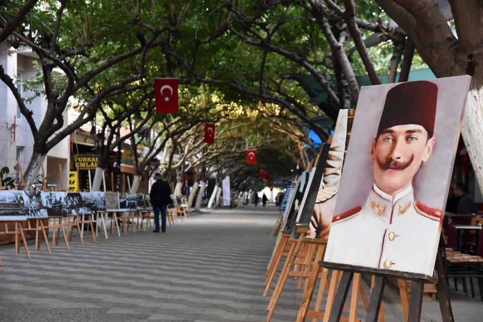 İNCİRLİOVA BELEDİYESİ'NDEN 10 KASIM'A ÖZEL 'ATATÜRK FOTOĞRAF SERGİSİ'