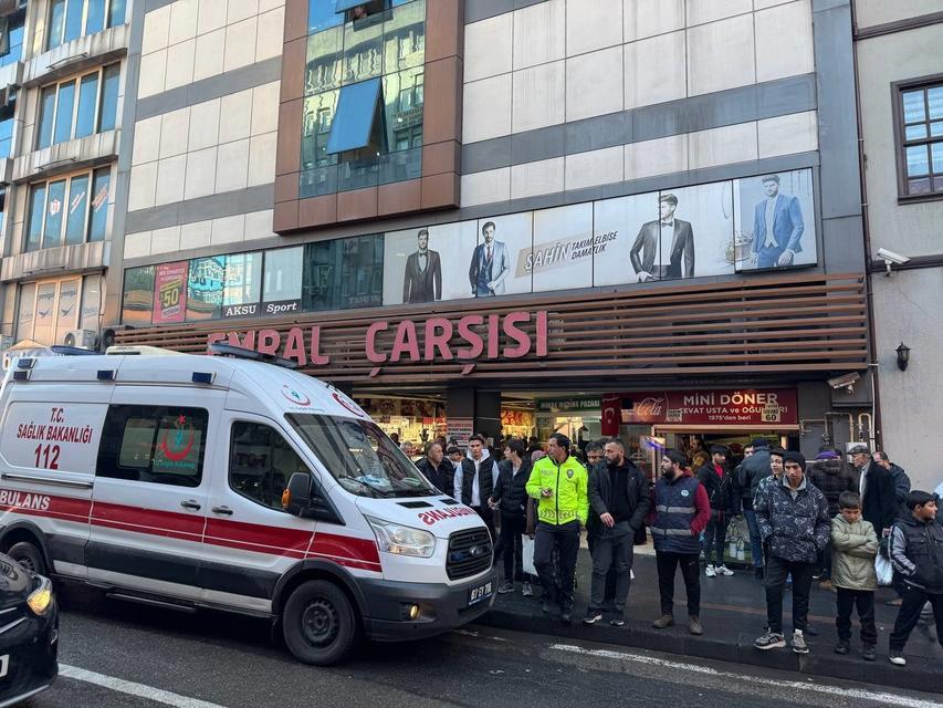 AVM'de kendini üçüncü kattan boşluğa bıraktı