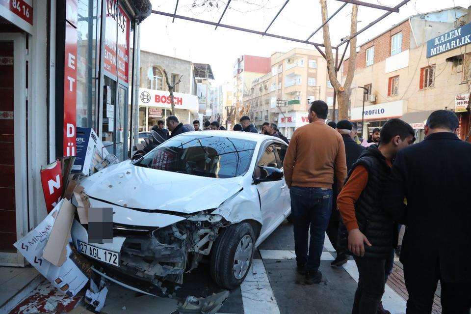 Kaza yaparak savrulan otomobilin çarptığı baba ve oğlu yaralandı