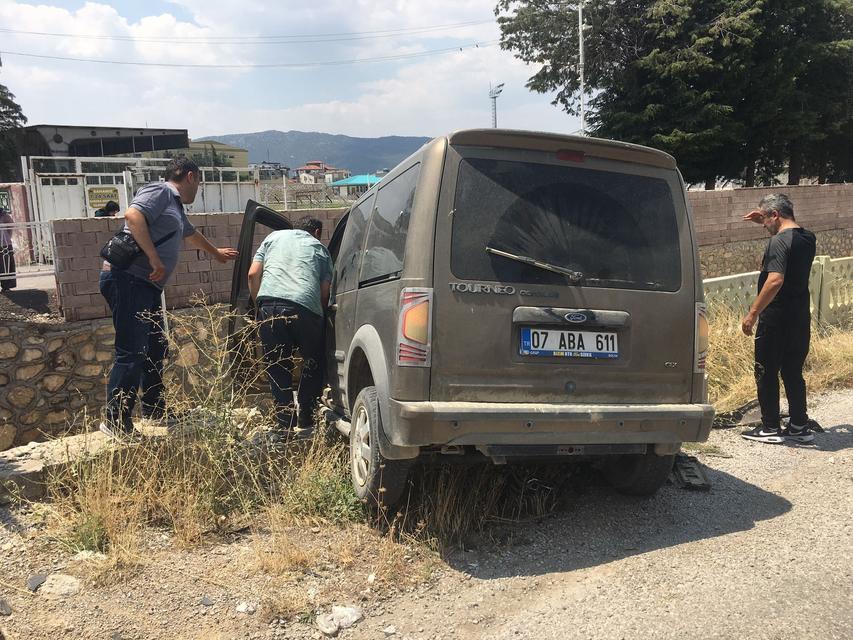 BURDUR'DA İKİ OTOMOBİL ÇARPIŞTI, ARAÇLARDAN BİRİ KÖPRÜDE ASILI KALDI: 3 YARALI